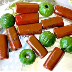 Perles en verre soufflé de formes variées, marron opaque en forme de tube et vertes en forme de melon, faites à la main, en vrac, pour la fabrication de bijoux - Product Image 5