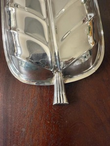 Plat de service en métal finition argentée, idéal pour la présentation de fruits, utilisé comme pièce décorative pour la décoration intérieure, provenant d'Inde. - Product Image 5