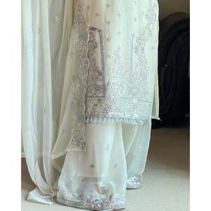 Vêtements et accessoires traditionnels musulmans de créateur-Haut brodé-Bas et Dupatta - Product Image 5