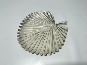 Plateau décoratif rond en aluminium moulé argenté motif feuille de palmier, plat tropical, bol de centre de table, pour hôtels et vente en gros - Product Image 2