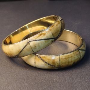 กำไลข้อมือทำมือจากกระดูกและลวด ชุด 2 ชิ้น - ลายฝังสีครีมธรรมชาติ พร้อมรายละเอียดลวดถักสีเงิน - สไตล์วินเทจแบบชาติพันธุ์ - Product Image 3