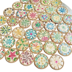 Ensemble d'assiettes en rotin tressé fait main avec incrustations, sous-verres naturels tissés TUYET DUNG FAD4, décoration florale classique pour les fêtes, cadeau fabriqué au Vietnam - Product Image 1