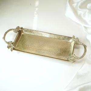 Bandeja decorativa ovalada de aluminio dorado con asas hechas a mano con diseño de hojas y ramas para centro de mesa de boda - Product Image 5