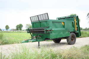 Esparcidor de Estiércol Digital para Campos Agrícolas con Caja de Cambios y Engranajes, Capacidad de 4.5 Toneladas, Potencia de 45+ HP - Product Image 2