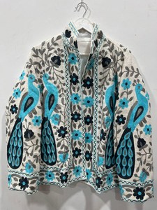 Veste en coton brodée Suzani motif paon, magnifiquement faite à la main, style bohème, manteau matelassé paon fait main, blazer d'hiver pour femme - Product Image 3