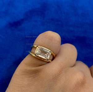 Anillo de compromiso horizontal con diamante de laboratorio de 3 quilates con corte esmeralda, engaste de bisel, oro amarillo de 14K, doble banda de boda, estilo nupcial moderno - Product Image 2