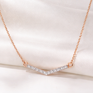 Collar con Colgante de Diamante en Forma de V Minimalista Vintage, Joyería Delicada en Oro Rosa, Elegante para Uso Diario, Regalo para Mujer - Product Image 5