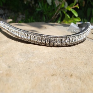 Diadema para caballo de cuero negro/marrón, hecha a medida, con cristales, pedrería y perlas decorativas de todas las formas y tamaños. - Product Image 1