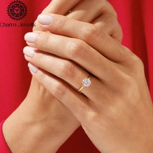Anillo de compromiso de moissanita con corte cojín chapado en oro de 18 quilates y plata para mujer, con engaste clásico de puntas, certificado IGI - Product Image 5