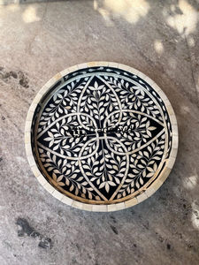 Bandeja Moderna con Incrustaciones de Hueso, Bandeja Decorativa Hecha a Mano, Adorno Premium para Mesa de Comedor, por Tradebyd - Product Image 4