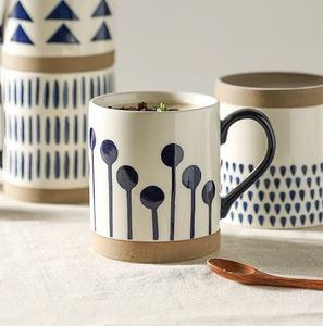 Mug à café en céramique blanche minimaliste avec imprimé naturel, finition lisse, poignée confortable, design durable pour le thé et le café - Product Image 3