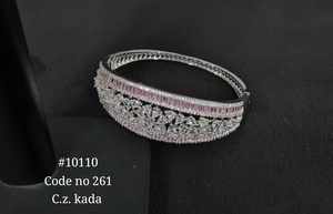 Brazalete de latón con circonita cúbica 10110, clásico, imitación de rodio, con pedrería de corte pera y diseño floral, ideal para fiestas. - Product Image 2