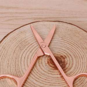 Kit chirurgical manuel en acier inoxydable avec finition or rose, ciseaux à sourcils, petites pinces courbées pour extensions de cils, outil de beauté - Product Image 1