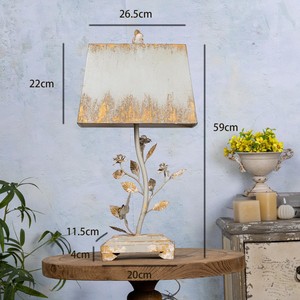 Lámpara de Mesa Metálica Estilo Shabby Chic con Diseño Floral y Acabado Desgastado para Iluminación Interior - Product Image 6