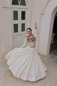 Top Romano Bordado con Diseño Kutchi Gamthi y Lehenga con Encaje Gotal Patti, Listo para Usar, Colección Especial Navratri - Product Image 4