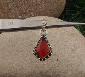 Colgante de Piedra Preciosa Hecho a Mano en Plata de Ley 925 con Baño de Platino Vintage y Cuarzo Rojo Natural, Joyería Fina Unisex al por Mayor - Product Image 3