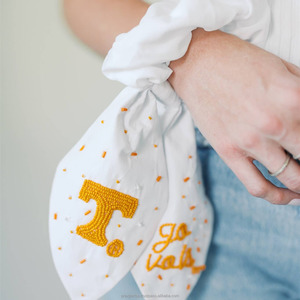 Lazo para el pelo con cuentas Rojas Scrunchie con texto de Cajuns y bordado de flor de lis accesorio deportivo decorativo hecho a mano para el cabello para niñas - Product Image 4