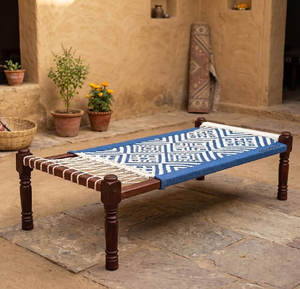 Banco charpai clásico con estructura de madera y fina tejedura de cuerda natural, disponible a precios de mayorista. - Product Image 3