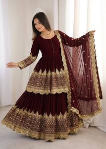 Conjunto de Fiesta de Georgette con Bordado de Lentejuelas y Trabajo Zari, Top y Lehenga con Borde de Lentejuelas de Georgette Sintética - Product Image 2