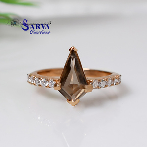 Bague SARVA Creations pour femme plaquée or rose avec cristaux taillés en triangle et pavé de quartz fumé - Product Image 2