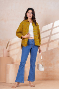 Camisa informal de manga larga color mostaza para mujer con cuello de solapa para uso en la oficina - Product Image 5