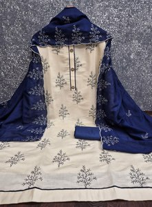 Conjunto de traje salwar bordado en azul marino para mujer de Prayosha Enterprise con kurta con estampado botánico, pantalones a juego y dupatta, India. - Product Image 2