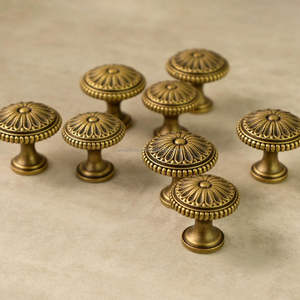 Boutons ronds classiques en laiton, conçus pour des armoires de cuisine intemporelles, des tiroirs de meubles, une décoration élégante pour la maison - Product Image 6