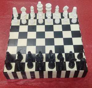 Juego de Ajedrez con Caja de Resina, Piezas de Ajedrez de Resina de Lujo en Rosa y Blanco - Product Image 4