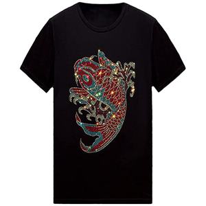 เสื้อยืดแขนสั้นสีดำสำหรับผู้ชาย ลายปลาคาร์ฟประดับเพชร คอกลม ทรงลำลอง พิมพ์ลายกลิตเตอร์ ดีไซน์แบบสั่งทำ ทรงหลวม - Product Image 3