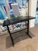 Escritorio de Computadora Moderno Ajustable con Superficie de Vidrio Negro y Marco de Metal, Escritorio de Oficina con Altura Ajustable