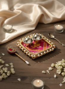 Juego de Thali Festivo Hecho a Mano para Pooja, Bandeja Decorada con Perlas, Porta Kumkum Decorativo, Diyas Metálicos Dobles, Plato Tradicional para Rituales - Product Image 2