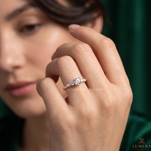Bague de fiançailles de luxe en or massif 14 carats, sertie de diamants de laboratoire multi-pierres, avec un centre brillant rond, des accents marquise et finition polie. - Product Image 1