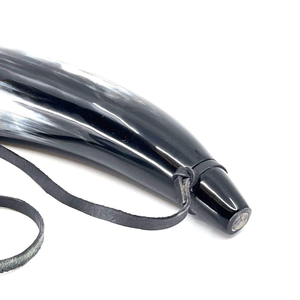 Corneta de Cuerno de Vaca Natural de Fábrica Directa con Logotipo Grabado, Corneta de Vidrio Caliente para Beber, Souvenir Ecológico Hecho a Mano con Diseño Animal - Product Image 1