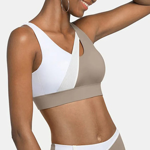 Sujetador deportivo con bloques de color, blanco y beige, espalda cruzada, soporte medio, para yoga y ropa deportiva - Product Image 3