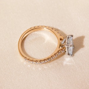 Anillo de Compromiso con Diamante Cultivado en Laboratorio, Corte Radiante, 1.50 Quilates, Oro Amarillo de 14K, Personalizado, Venta al Por Mayor - Product Image 5