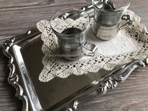 Bandeja decorativa redonda de metal con bordes recortados, perfecta para postres y exhibir a la hora del té, disponible en cantidad a granel - Product Image 6
