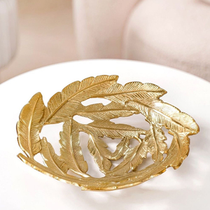 Bol de service en métal élégant et durable de couleur or avec un design feuillage, parfait pour servir des collations et une décoration élégante - Product Image 1