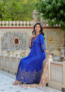 ชุดคุर्ติอานาร์กาลีผ้าเรยอนสีน้ำเงินพิมพ์ลายดอกไม้สำหรับผู้หญิง พร้อมผ้าคลุมไหล่ คอทรงกลม แขนสามส่วน ดีไซน์สไตล์ชาติพันธุ์ทั่วโลก - Product Image 3