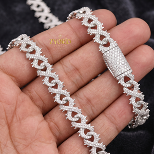 สร้อยคอทองคำ 18K ประดับเพชรทรงหนาม ดีไซน์หรูหราอลังการ - Product Image 3