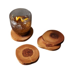 Juego de posavasos de madera natural, hechos a mano, rústicos, de rodajas de madera, para mesa de café, ecológicos, con borde natural. - Product Image 1