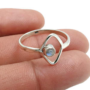 Anillo minimalista con piedra lunar arcoíris de corte redondo, hecho de plata de ley 925, precio al por mayor, joyería bohemia para chicas. - Product Image 3