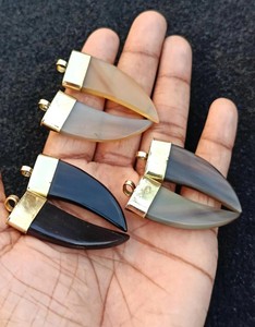 Colgante de Cuerno de Búfalo Pulido, Ecológico, Accesorio de Moda de Cuerno Natural, Elaborado por Artesanos Expertos para una Elegancia Duradera - Product Image 5