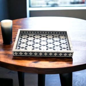 Plateau en résine de designer avec incrustations pour la décoration de la maison, l'organisation de table et le service, doté d'un motif artistique et d'une surface lisse - Product Image 4