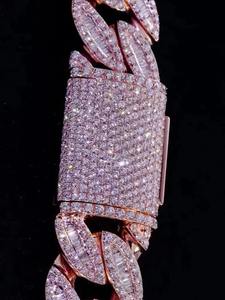 Collar de cadena cubana chapado en oro de excelente calidad con diamantes y acabado brillante, disponible a precio de mayorista. - Product Image 3