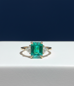 Anillo de Diamante de 2.60 Quilates Creado en Laboratorio, Certificado IGI, Anillo de Compromiso de Oro Amarillo con Corte Esmeralda y Trilliant, Joyería - Product Image 3