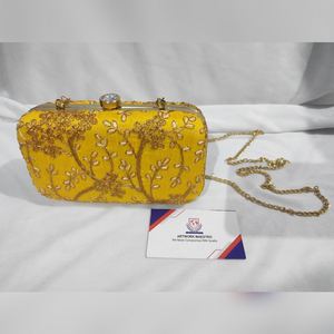 Sac à main Minaudière pour femme, fait main, unique, durable, en tissu cousu, avec bijoux fantaisie d'inspiration vintage - Product Image 4