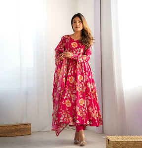 Présentation du nouveau Pishwas en faux georgette de créateur, magnifiquement orné de sequins et de broderies, avec bordure en dentelle brodée sur le côté, prêt à porter. - Product Image 1