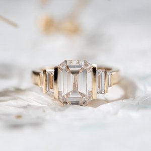 Bague de fiançailles vintage en diamant de laboratoire taille émeraude 3 carats, design à trois pierres à taille étagée avec accents baguette et bande en or poli - Product Image 3