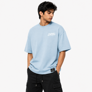 T-shirt pour homme coupe oversize à col rond et manches courtes, avec illustration artistique de silhouette urbaine au dos, graphisme typographique brossé et logo personnalisé - Product Image 2