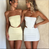 Un costume décontracté à la mode pour les femmes, un ensemble deux pièces à la mode de vêtements pour femmes enroulé autour de la poitrine, du haut et des hanches